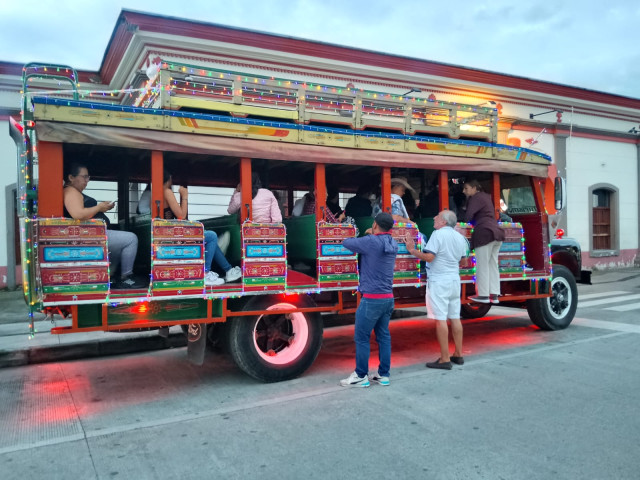 Pasajeros se suben a chiva en Chinchiná.