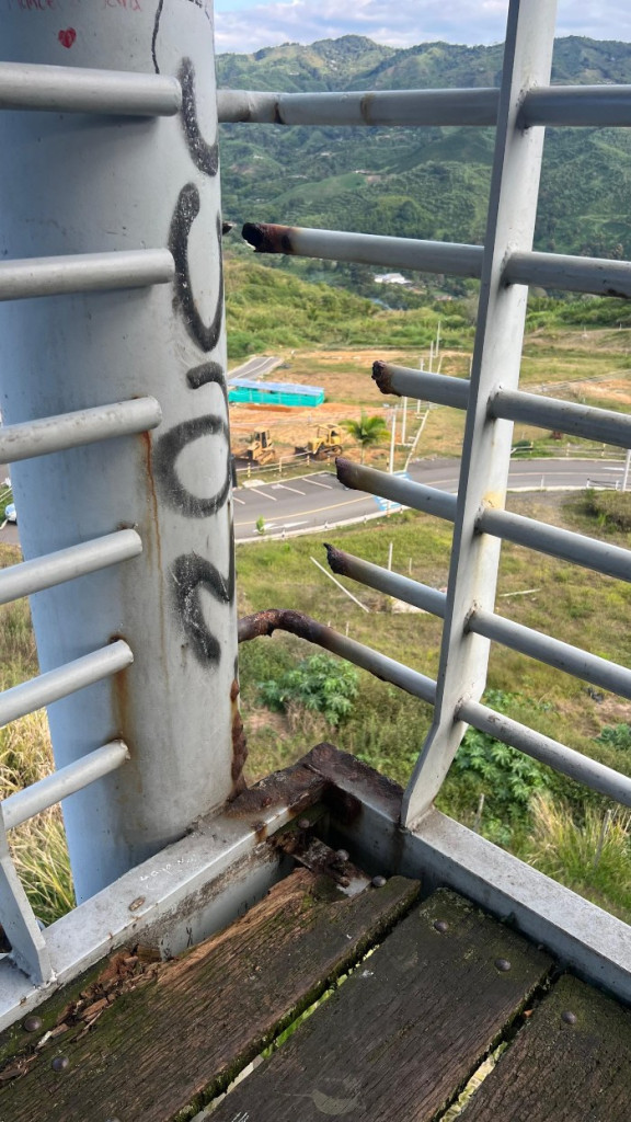 En algunos puntos del puente, la estructura metálica se ha dañado.