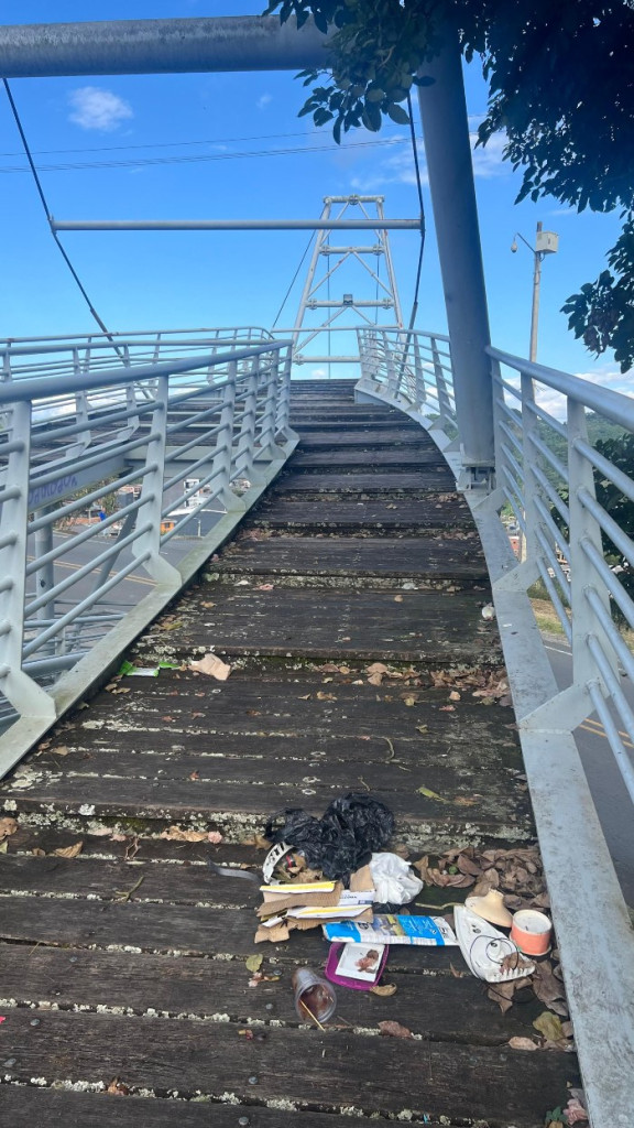  Hay zonas el puente donde la basura se concentra.