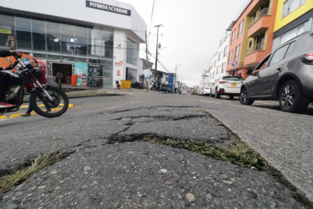 Foto | Darío Cardona | LA PATRIA La maleza comienza a crecer entre las grietas del asfalto.