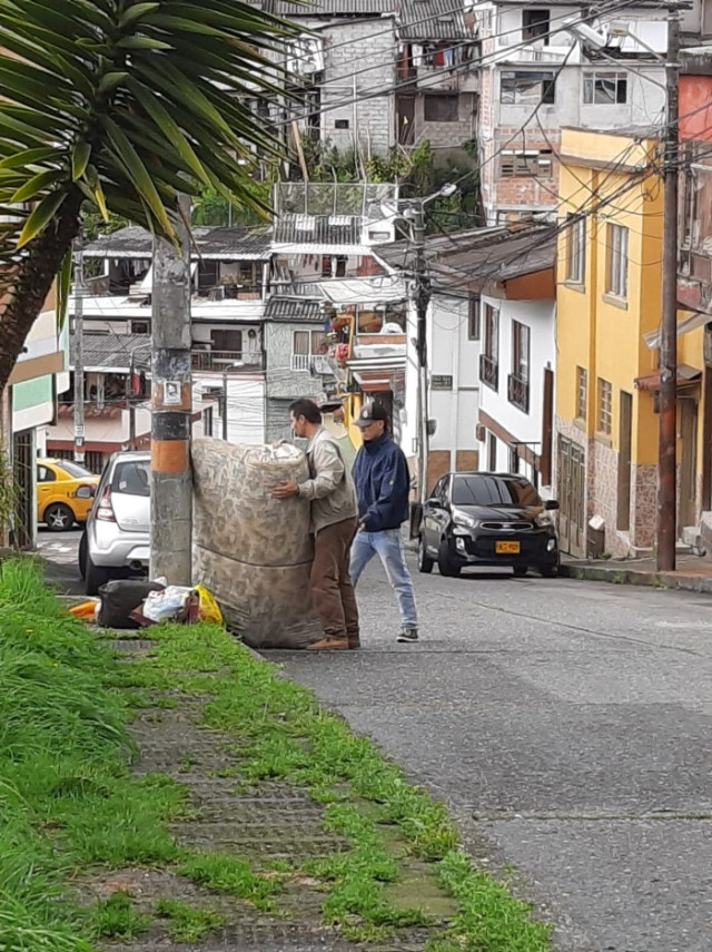 Fotos | Cortesía | LA PATRIA   Estas son dos personas que fueron captadas en cámara mientras dejaban un residuo especial en la esquina del andén. 