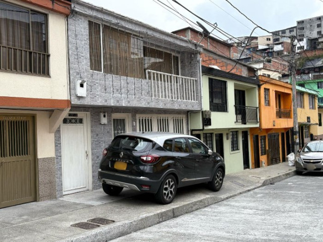 Fotos | Luis Fernando Trejos | LA PATRIA  A los habitantes del sector les toca bajarse del andén para poder transitar la calle. 