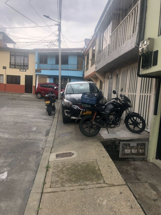 Foto | Cortesía | LA PATRIA  La calle es angosta y los conductores de los carros por no obstaculizar el paso de las busetas, estacionan en el andén.