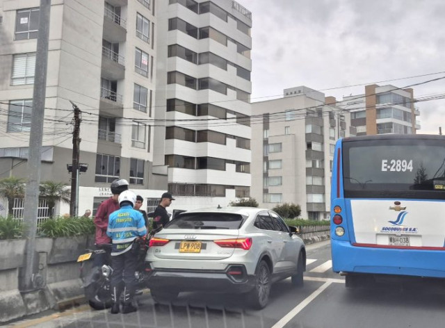 Foto | Freddy Arango | LA PATRIA El 28 de marzo se estrellaron un carro y una moto por el sector Vizcaya en la ciclobanda.