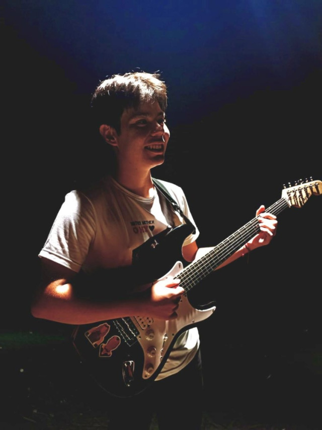 La guitarra eléctrica y el baile fueron dos grandes pasatiempos de Andrés.