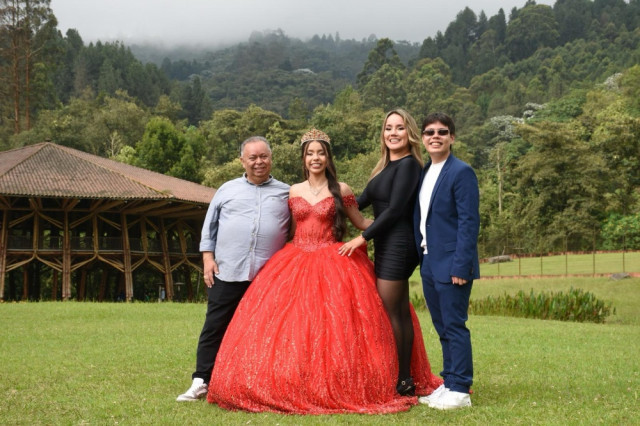 Andrés vivía en el barrio Versalles con su núcleo familiar. Sus padres Juan José y Yuly y su hermana María Camila. En la foto, la familia posa para las imágenes previas a la celebración de los 15 años de María Camila.