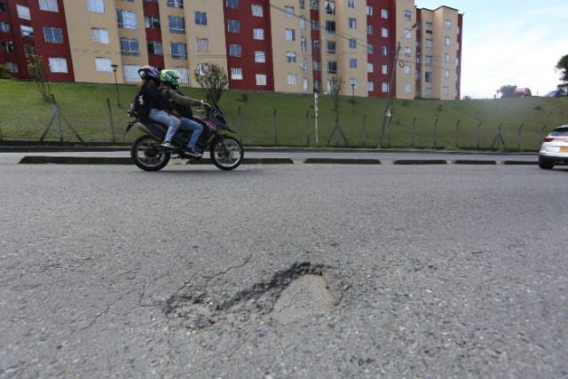 Foto | Luis Fernando Trejos | LA PATRIA   Esta vía también es transitada por camiones y busetas. 