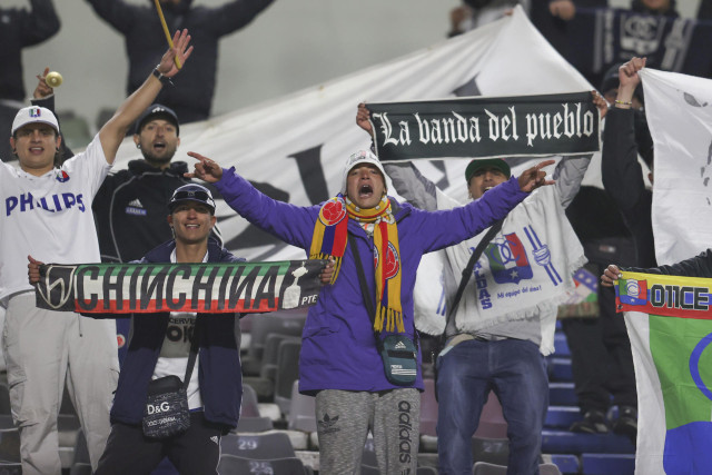 Alrededor de 500 hinchas del Once Caldas acudieron a la tribuna visitante del estadio Hernando Siles de La Paz.