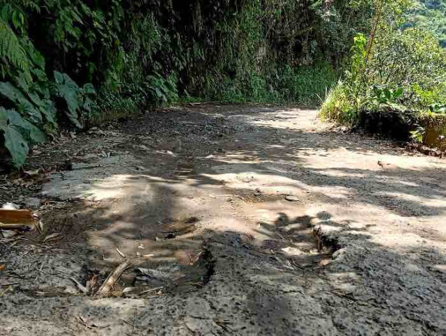 Foto | Rubén Darío López Londoño | LA PATRIA El desprendimiento de rocas desde lo alto es una amenaza constante para quienes tienen que transitar por allí.
