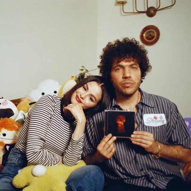 Foto | Cortesía Universo Music Colombia | LA PATRIA Selena Gomez y su prometido Benny Blanco con el nuevo álbum de la cantante I Said I Love You First…, en el que colaboraron artistas como The Marías y Gracie Abrams.