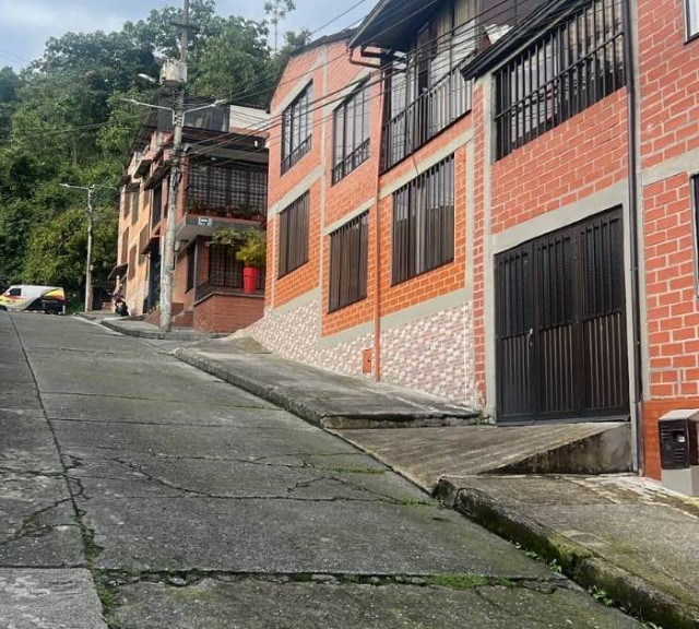 Foto | Cortesía Secretaría de Movilidad de Manizales | LA PATRIA   Estas son las fotos que envió la Secretaría de Movilidad de Manizales a DENUNCIE para confirmar que habían retirado los conos de la calle.