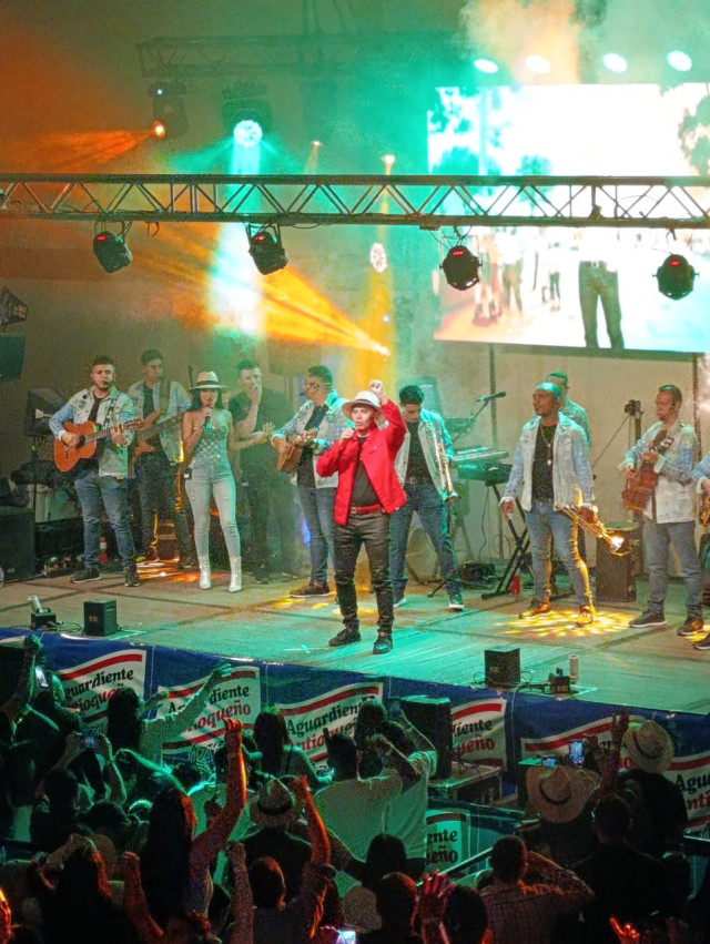 Jhonny RIvera lució el tradicional sombrero aguadeño en Aguadas. Foto | Jorge Hernán Ramírez