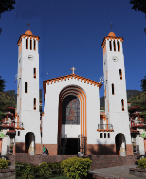 Montaje del templo de Pensilvania (Caldas) de cómo sería con dos torres gemelas.