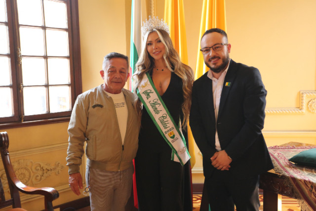 Foto | Luis Fernando Trejos | LA PATRIA  De izquierda a derecha: Gilberto Vásquez Rodas, preparador de reinas; Marcela Muñoz, Señora Mundo 2025 en representación de Caldas y Juan Manuel Marín, secretario de General de Caldas. 