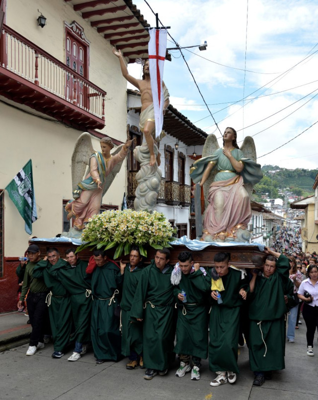 Procesión de Resurrección por la carrera sexta de Salamina este domingo. 