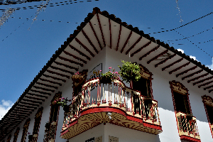 Casa esquinera con balcón típica de la colonización antioqueña. Foto | Luis Fernando Rodríguez