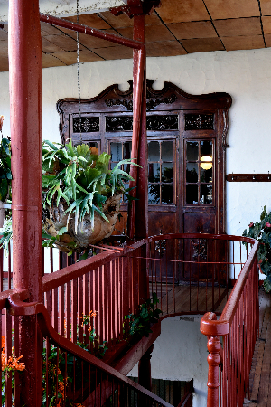 Corredor que conduce a una portada interior que da acceso a comedor en casa señorial de Salamina. Foto | Luis Fernando Rodríguez