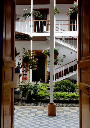 Patio interior de la Casa de Retiros y Peregrinación Madre María Berenice en Salamina. Foto | Luis Fernando Rodríguez