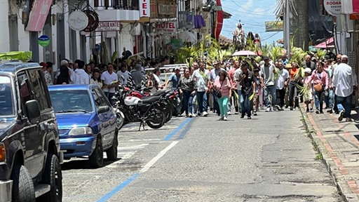 Sin carros ni motos estacionados en ruta de procesiones Foto | LA PATRIA