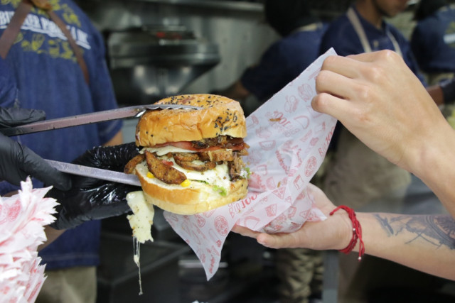 Burguer Parrilla tiene dos prioridades, según su dueño: darle empleo a la gente y cambiar la imagen del barrio.