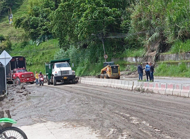 El lodo frenó en seco la vía Manizales-Villamaría: el trancón acumula horas por derrumbes Habilitan ambos carriles de la vía Manizales-Villamaría, en el sector Marchagás.