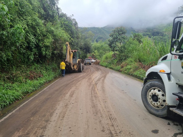 Caldas: una vía sigue enterrada por derrumbes, remueven el material; hay 12 carreteras cerradas este jueves La vía Manzanares-Petaqueros fue rehabilitada tras remover un derrumbe en el sector Cajón Bonito. Se sugiere transitar con precaución.
