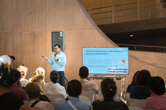 Luis Felipe Molina R. durante su primer taller sobre meterología en Manizales en noviembre del 2024.
