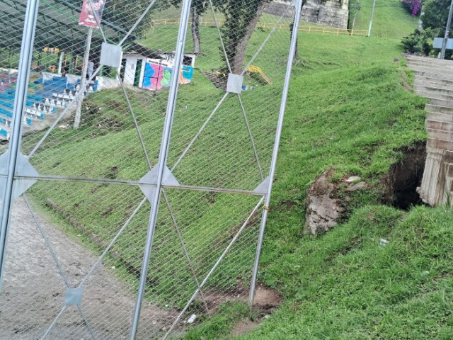 Foto | Cortesía | LA PATRIA  El hueco queda justo en el camino hacia la entrada de la cancha. 