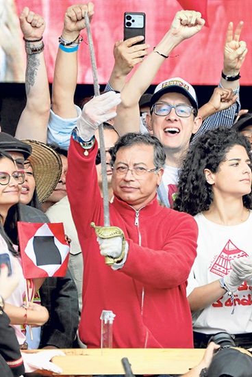 El presidente Gustavo Petro tomó la espada del Libertador Simón Bolívar al concluir su discurso ante miles de trabajadores e indígenas reunidos frente al Capitolio Nacional