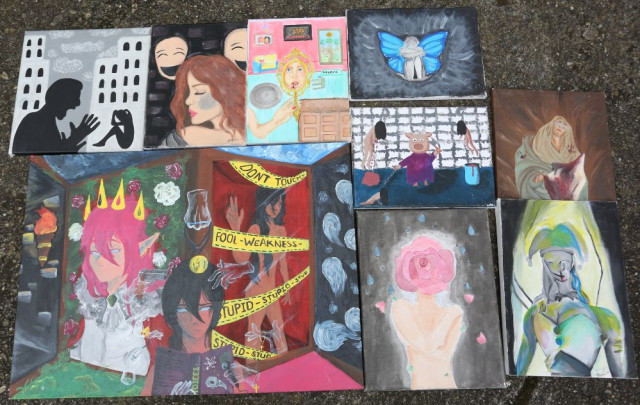 Algunos de los cuadros de la exposición Indignaciones.