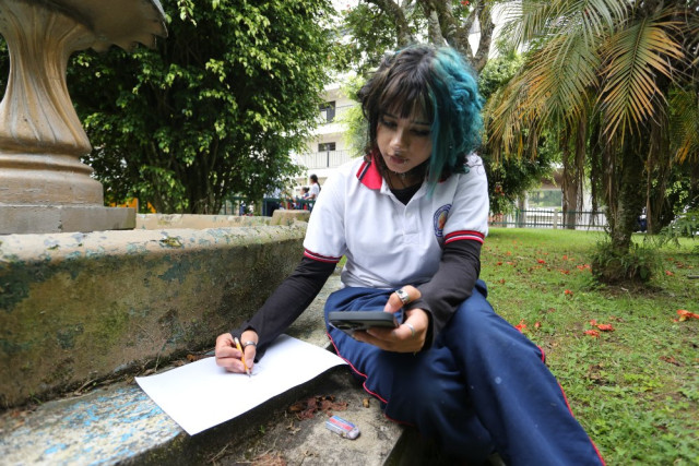 Salomé Sánchez Quintero, del grado noveno, practicando el dibujo.