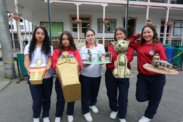 Algunas esculturas hechas por las estudiantes. En la imagen se muestran algunas esculturas egipcias y otras expuestas en Manizales.