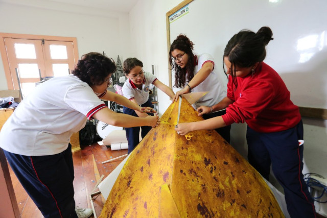 Estudiantes del grado décimo terminan detalles de la pirámide egipcia Keops.