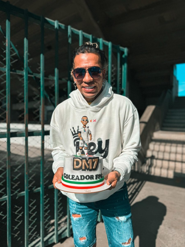 Dayro Moreno con su torta de Pastelerina