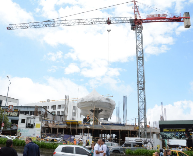 Construcción del cable aéreo en Manizales: promesas rotas y nuevo aire, plazos en suspenso | Al Frente de Obra La estación El Cable ya tiene la losa del piso para el abordaje de pasajeros.