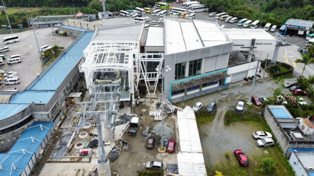 Construcción del cable aéreo en Manizales: promesas rotas y nuevo aire, plazos en suspenso | Al Frente de Obra La Alcaldía estimaba tener lista la estación Los Cámbulos a finales de marzo de este 2025, pero su avance hasta el 30 de abril era del 93%. Es la estación con más progreso de las cuatro. En dicho punto ya se han realizado pruebas.