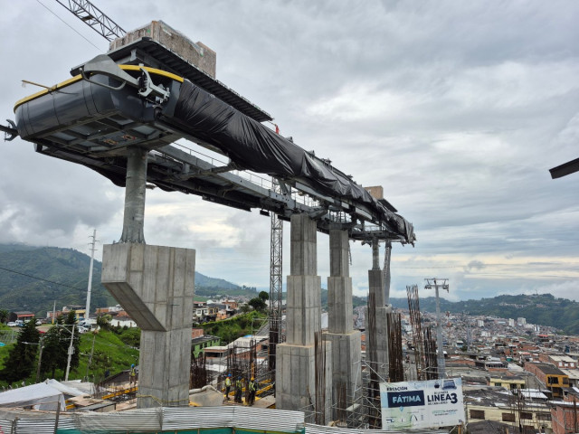 Construcción del cable aéreo en Manizales: promesas rotas y nuevo aire, plazos en suspenso | Al Frente de Obra La estación Fátima sería la última en ser completada. Hay obras adicionales para la contención de la vía. "Seguramente tendrá un avance de más del 90% a finales de junio", estimó el gerente de Infimanizales, Hernán González Cardona, en marzo de este 2025.