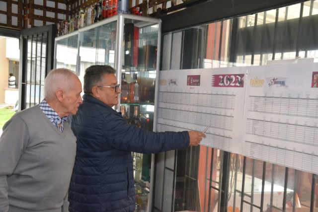 Inicialmente, las pollas tenían un sorteo manual, pero en vista de que el número de participantes creció mucho, se diseñó un software que automatizó el proceso. Este se transmitía en vivo a través de la página de Facebook de El Rancho. En la foto, Carlos Vásquez (izq.) y Fabio Aristizábal observan los resultados de la polla del Mundial 2022.