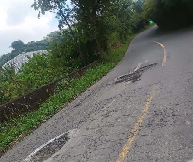 Foto | Cortesía | LA PATRIA La vía también tiene huecos que dificultan su uso.