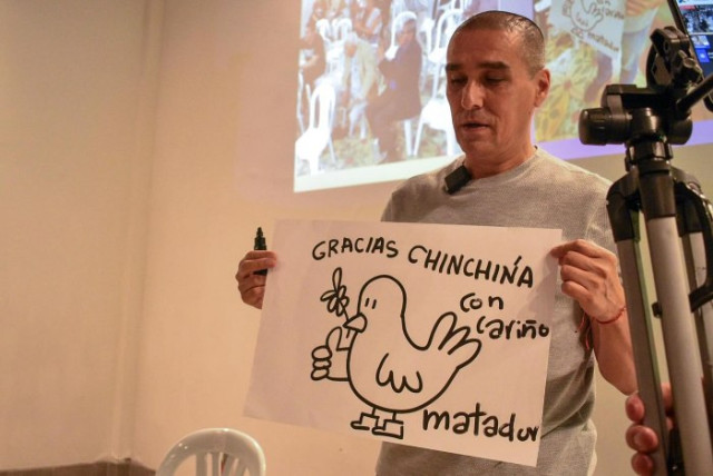 Foto | Cortesía Alcaldía de Chinchiná | LA PATRIA  Durante el encuentro, además de compartir su visión sobre el arte y la actualidad, el artista realizó una ilustración de la paloma de la paz, un símbolo que resalta la importancia del diálogo y la reconciliación.