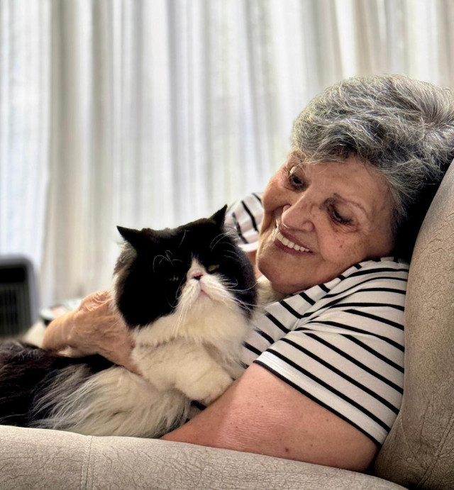 Martha con Bruno, su querido gato. Martha con Bruno, su querido gato.