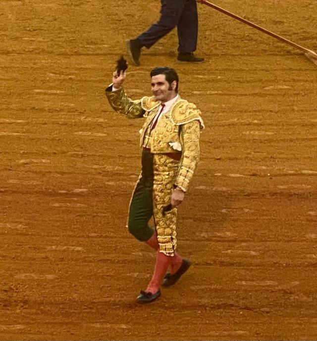 Triunfal vuelta al ruedo del torero de la Puebla del Río, dos orejas en su segundo turno.