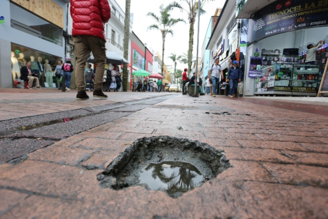 Foto | Luis Fernando Trejos | LA PATRIA Los huecos que hay en la carrera 23 son de todo tipo, profundos, superficiales, grandes y pequeños.