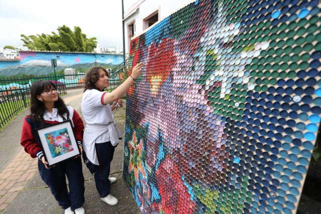 María Alejandra Benavides y Sofía Agudelo ultiman detalles de su obra Jardines del Silencio, elaborada con cinco mil tapas.