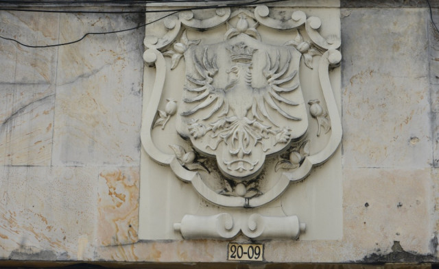 Este escudo familiar, en el en edificio Ángel, en la carrera 22 No. 20-09, no era un simple adorno. "Representaba linaje, propiedad y estatus, una tradición que venía desde Europa y que los manizaleños adoptaron con orgullo", indica Sarmiento.
