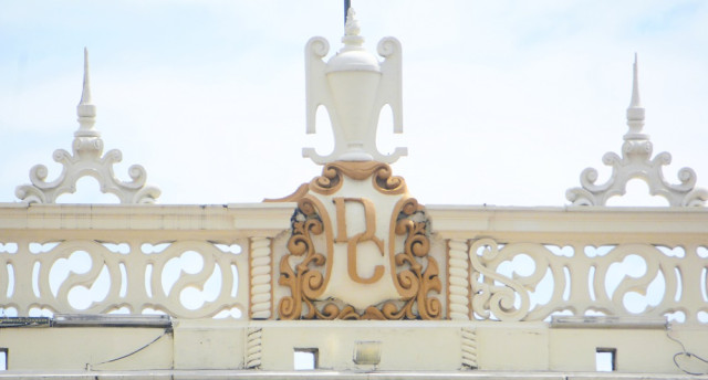 En el frontis de la Gobernación de Caldas, símbolo del republicanismo clásico, se destaca DC que indican "Departamento de Caldas".