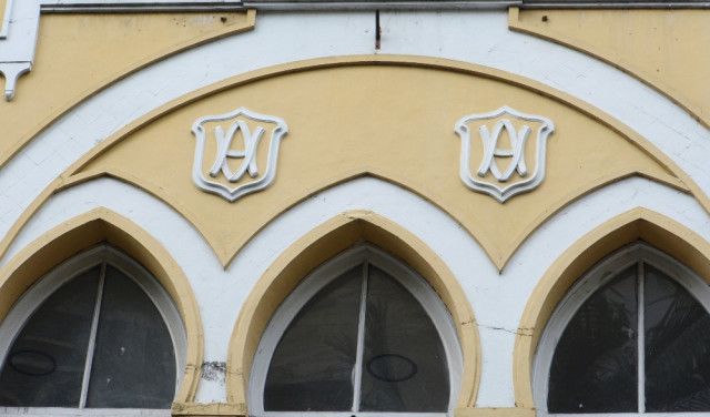 A un costado de la Catedral de Manizales, sobre la calle 23, se encuentra la casa que en su momento fue de Aquilino Villegas. En su fachada, se entrelazan las iniciales AV.