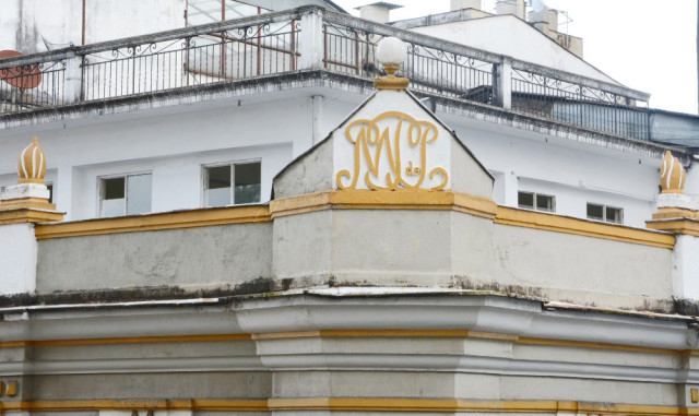 En la esquina del Pasaje de la Beneficencia, en esta edificación de dos pisos que en el momento alberga un academia de billar se observa M de P. Sus vecinos cuentan: "Identificaba una de sus dueñas a la señora de Pinzón".
