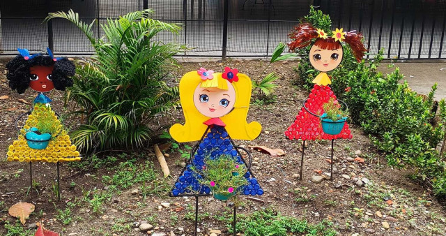 Vistosas muñecas adornan amplios espacios y llaman la atención de los alumnos.