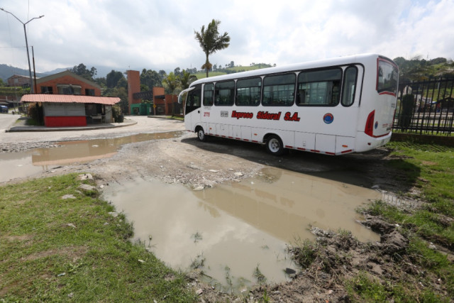 Erigir una glorieta y la segunda calzada en la vía del Sena.